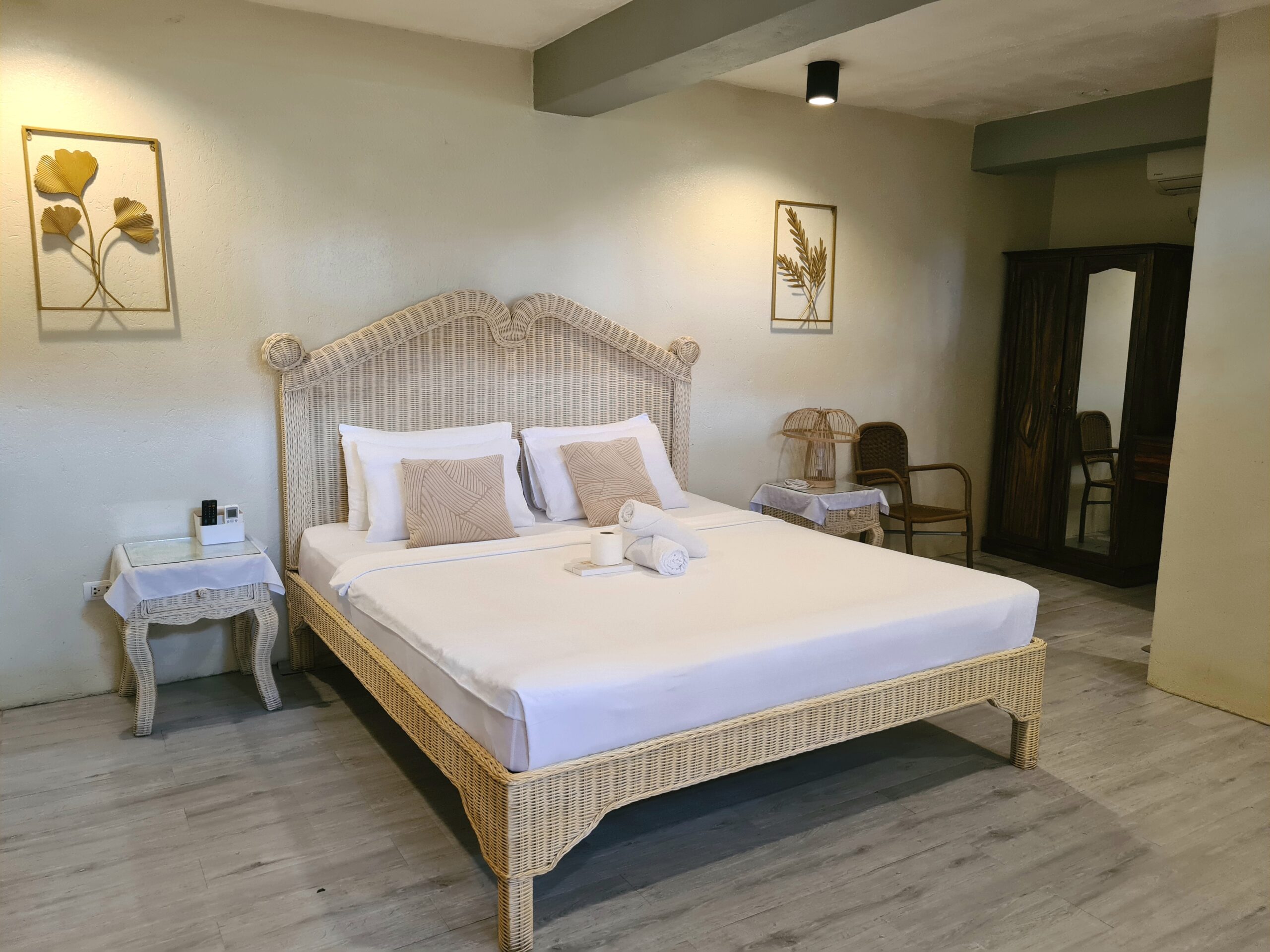 AMIHAN, King bed, patio and a private bathroom