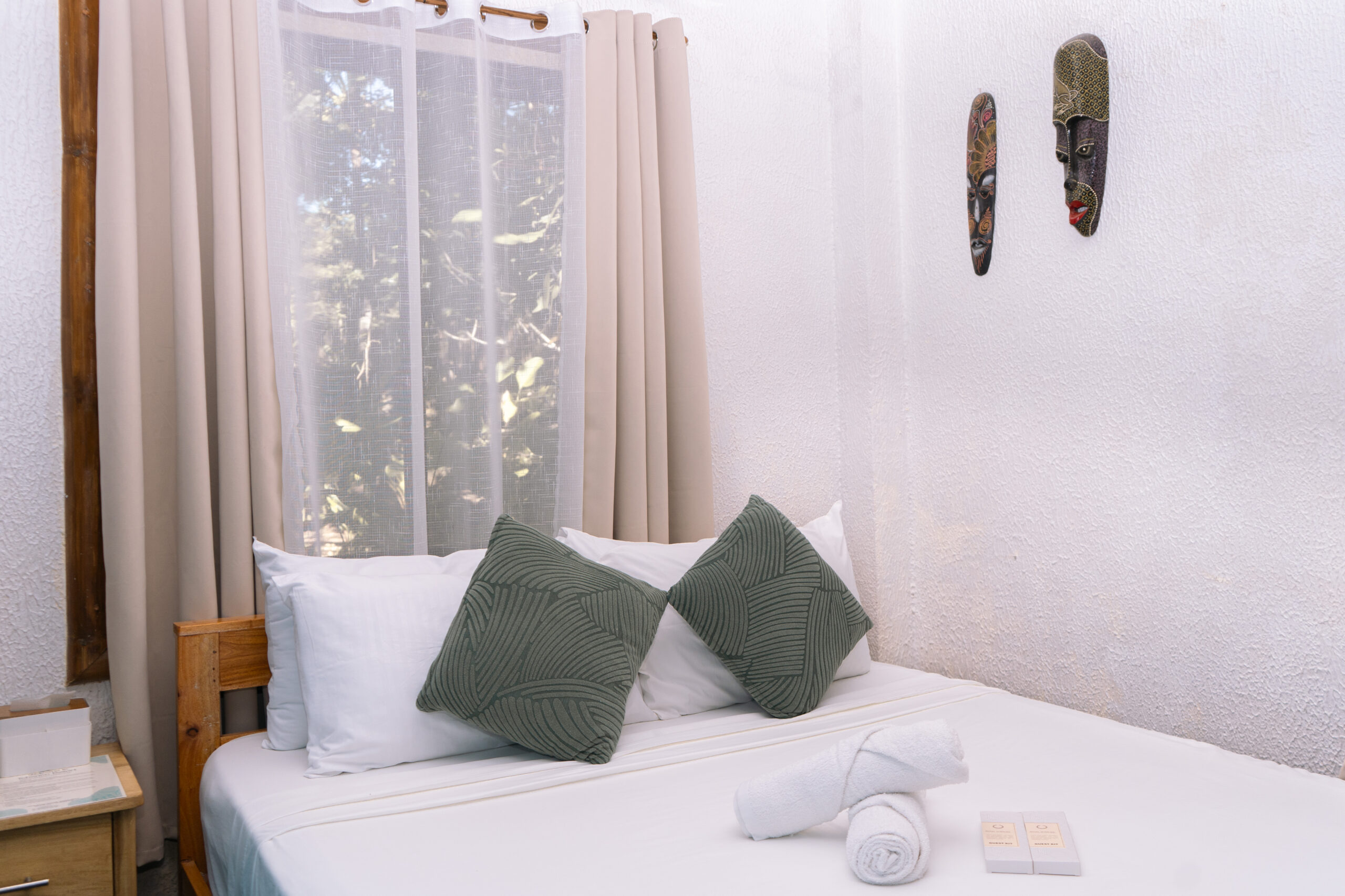 AGUA, Queen bed with private bathroom